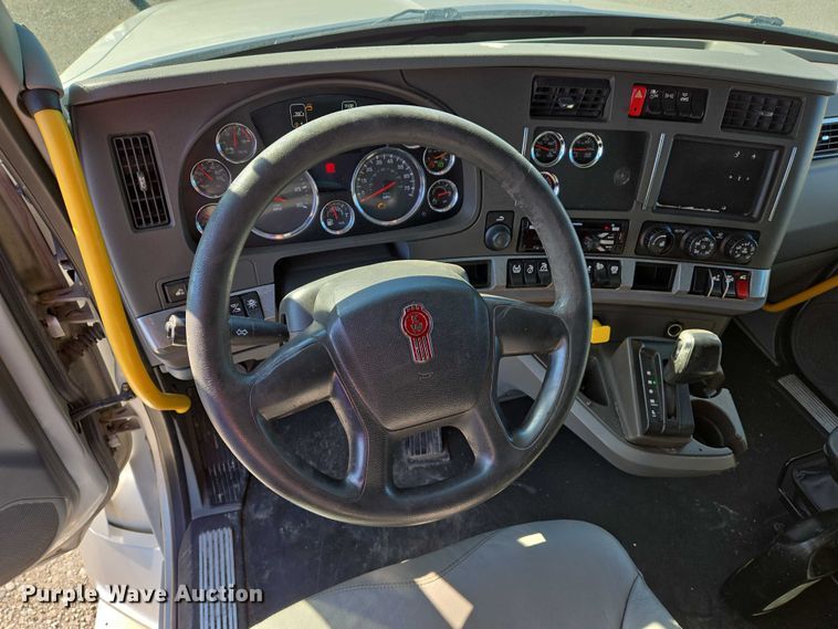image for item DW7025 2017 Kenworth T680 semi truck
