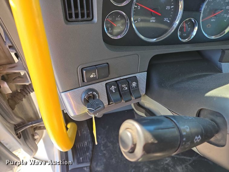 image for item DW7025 2017 Kenworth T680 semi truck