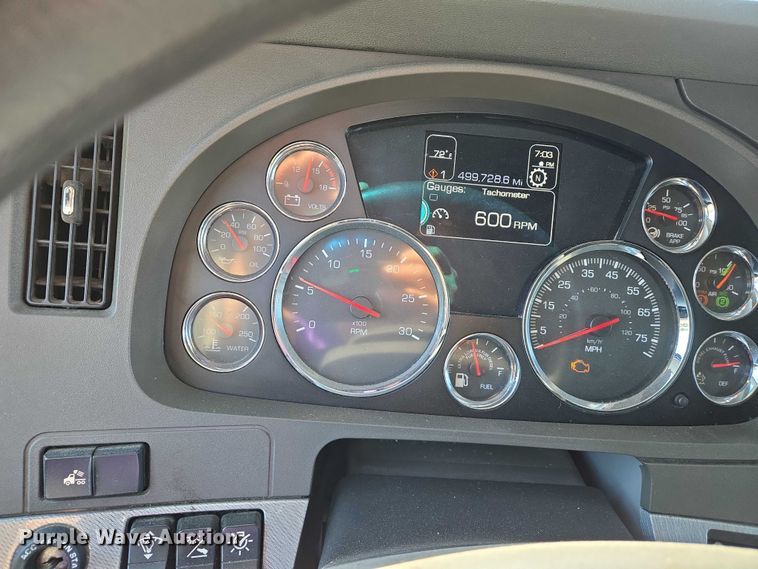 image for item DW7025 2017 Kenworth T680 semi truck