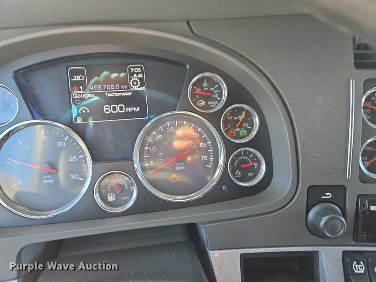 image for item DW7025 2017 Kenworth T680 semi truck