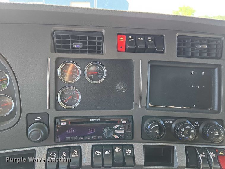 image for item DW7025 2017 Kenworth T680 semi truck