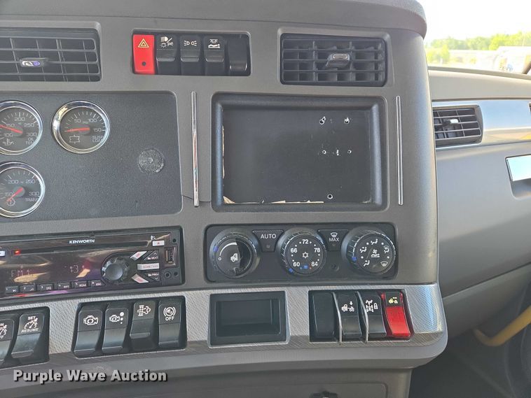 image for item DW7025 2017 Kenworth T680 semi truck