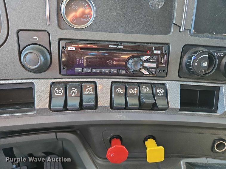 image for item DW7025 2017 Kenworth T680 semi truck