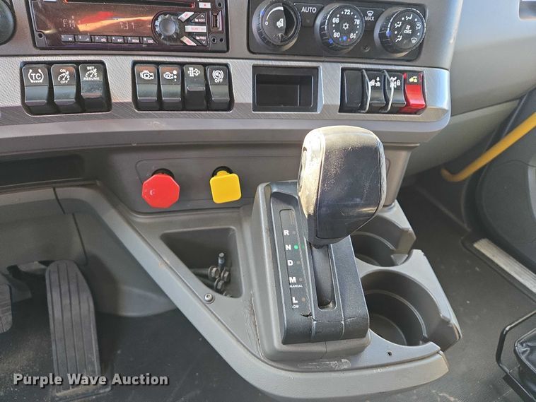 image for item DW7025 2017 Kenworth T680 semi truck