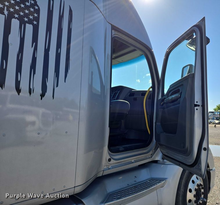 image for item DW7025 2017 Kenworth T680 semi truck