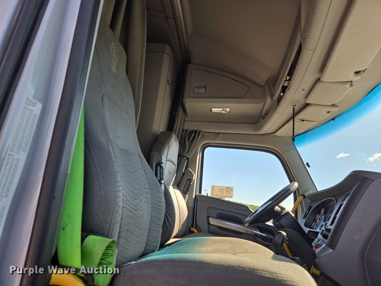 image for item DW7025 2017 Kenworth T680 semi truck