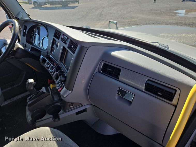 image for item DW7025 2017 Kenworth T680 semi truck