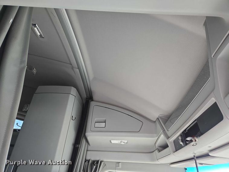 image for item DW7025 2017 Kenworth T680 semi truck