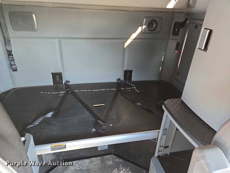 image for item DW7025 2017 Kenworth T680 semi truck