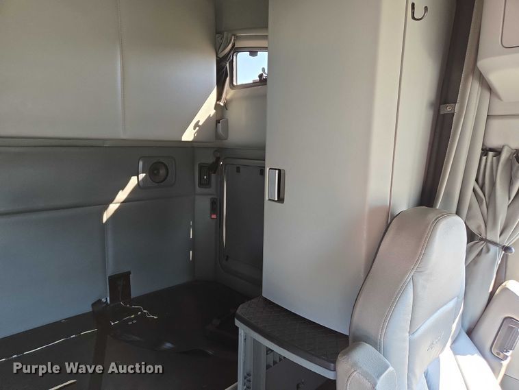 image for item DW7025 2017 Kenworth T680 semi truck