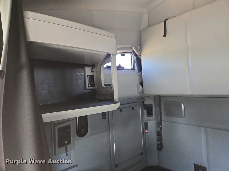 image for item DW7025 2017 Kenworth T680 semi truck