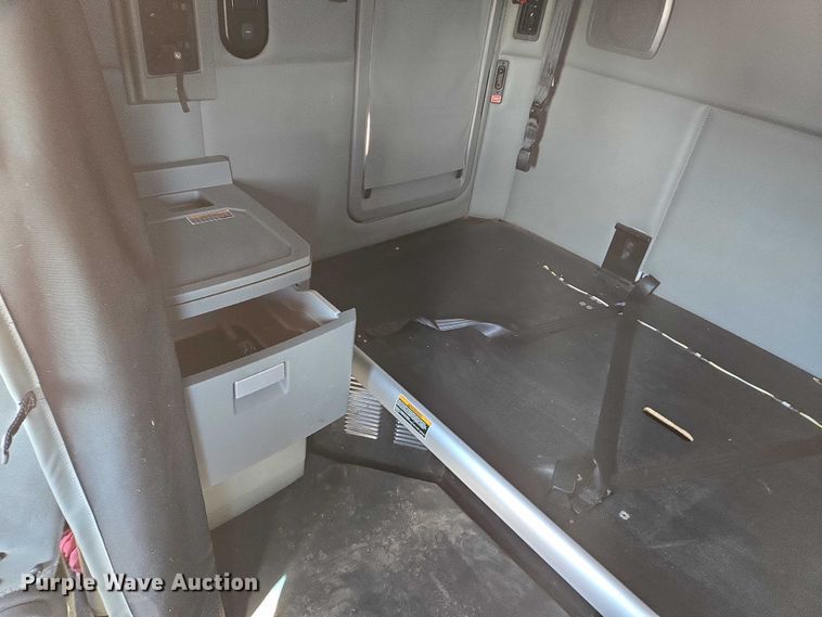 image for item DW7025 2017 Kenworth T680 semi truck