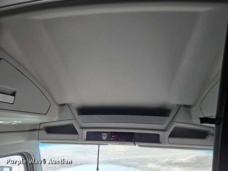 image for item DW7025 2017 Kenworth T680 semi truck