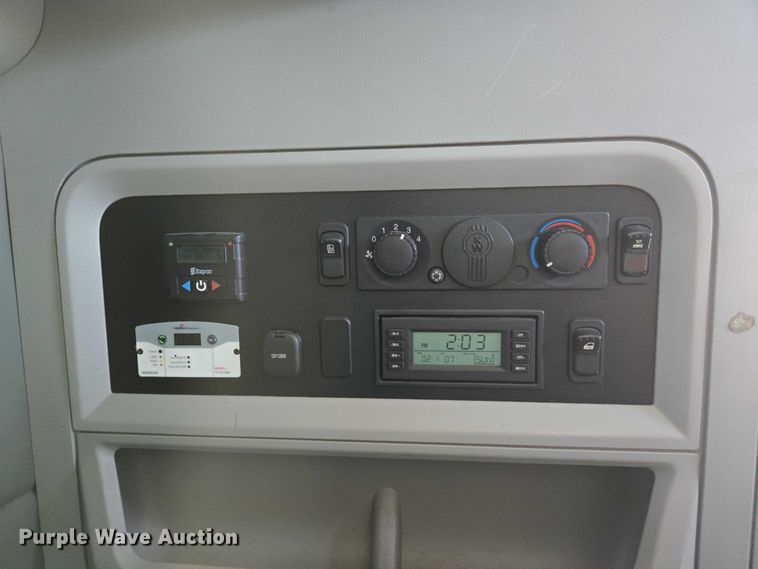 image for item DW7025 2017 Kenworth T680 semi truck