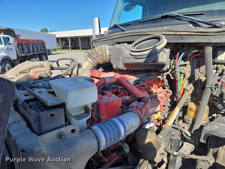 image for item DW7025 2017 Kenworth T680 semi truck