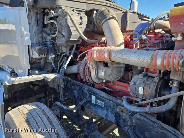 image for item DW7025 2017 Kenworth T680 semi truck