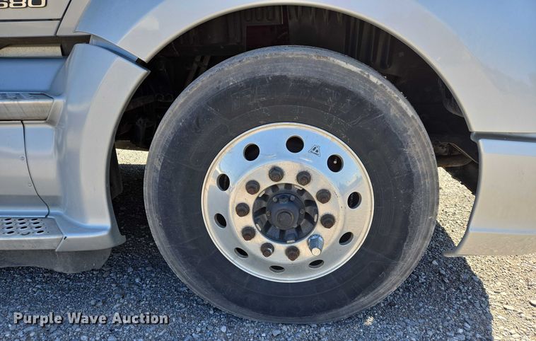 image for item DW7025 2017 Kenworth T680 semi truck