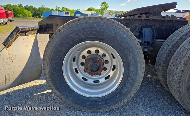 image for item DW7025 2017 Kenworth T680 semi truck