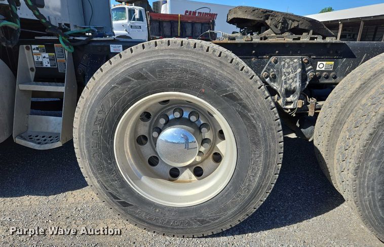 image for item DW7025 2017 Kenworth T680 semi truck