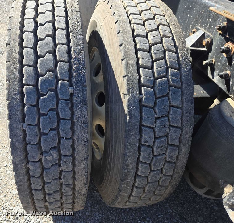 image for item DW7025 2017 Kenworth T680 semi truck