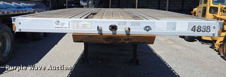 image for item DW7027 2008 Reitnouer flatbed trailer