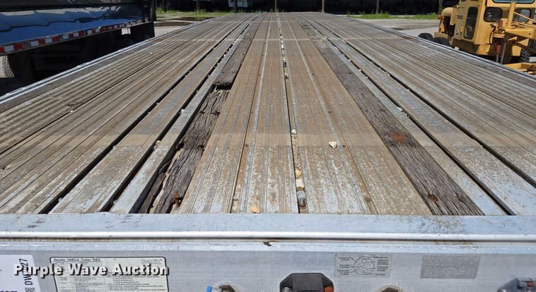 image for item DW7027 2008 Reitnouer flatbed trailer