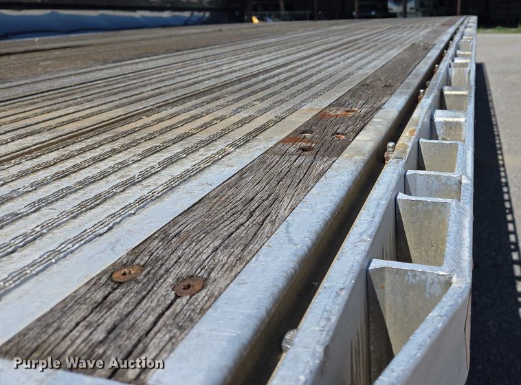 image for item DW7027 2008 Reitnouer flatbed trailer
