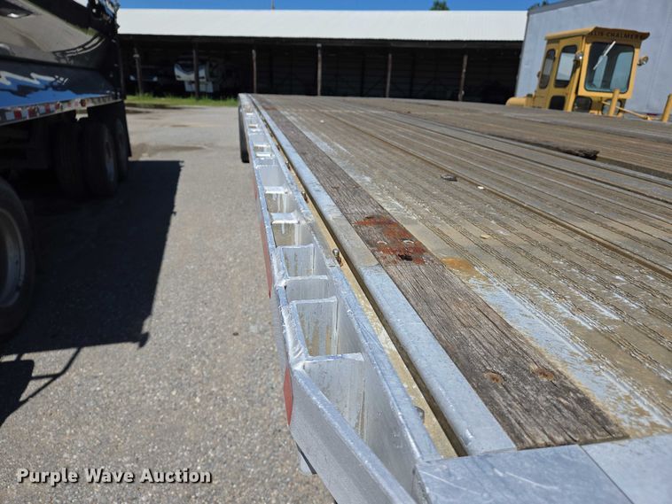 image for item DW7027 2008 Reitnouer flatbed trailer