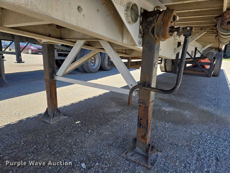 image for item DW7027 2008 Reitnouer flatbed trailer
