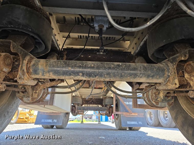 image for item DW7027 2008 Reitnouer flatbed trailer