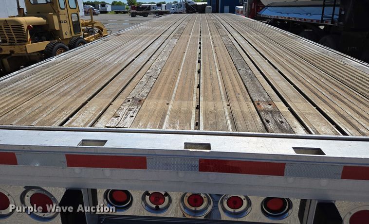 image for item DW7027 2008 Reitnouer flatbed trailer