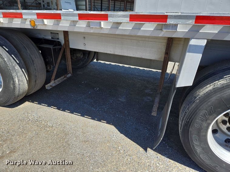 image for item DW7027 2008 Reitnouer flatbed trailer