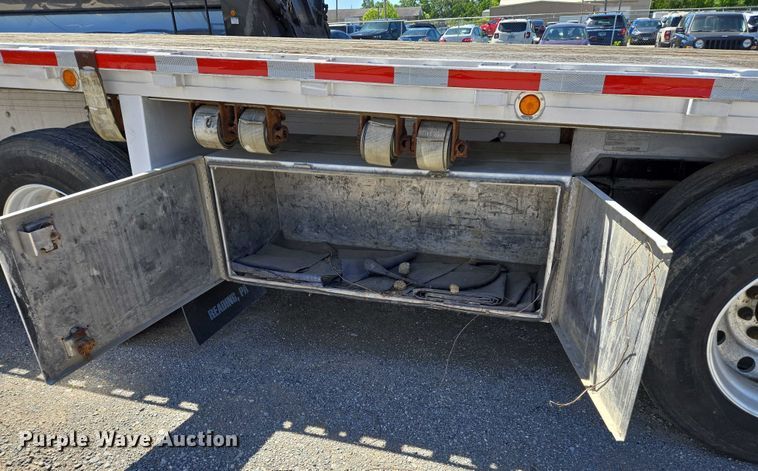 image for item DW7027 2008 Reitnouer flatbed trailer
