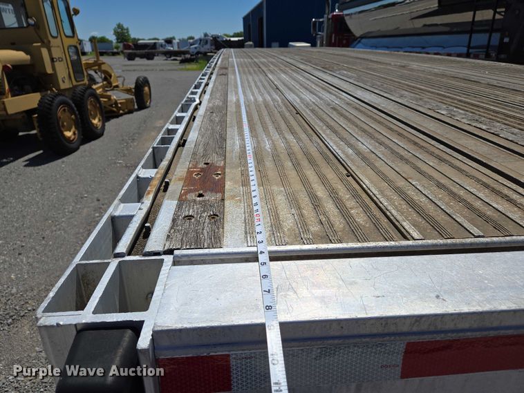 image for item DW7027 2008 Reitnouer flatbed trailer