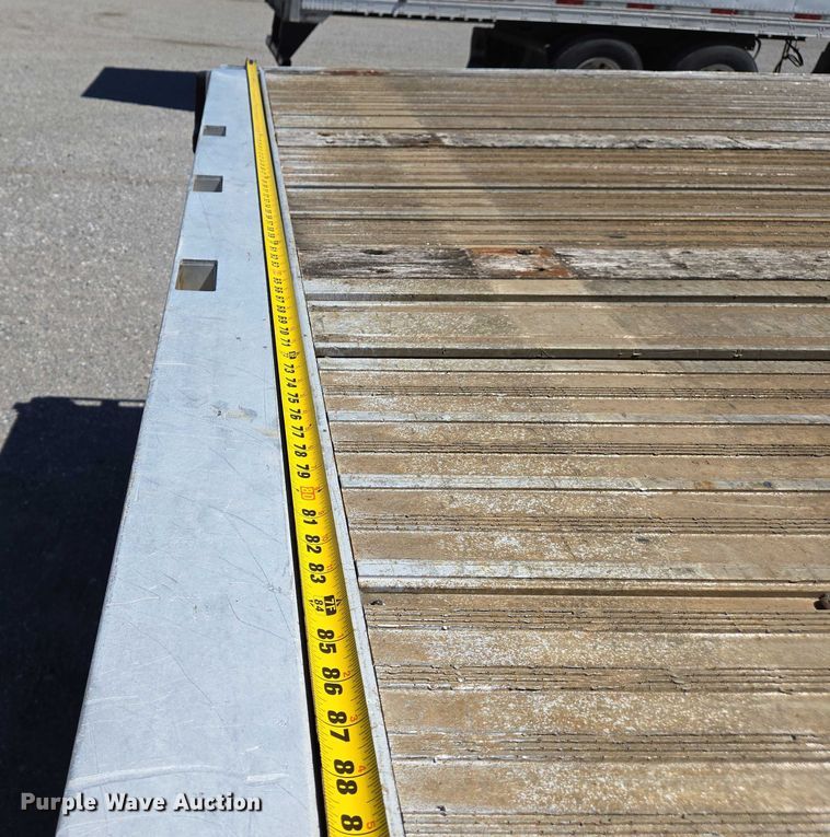 image for item DW7027 2008 Reitnouer flatbed trailer