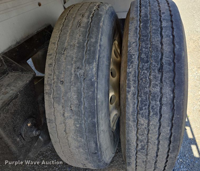 image for item DW7027 2008 Reitnouer flatbed trailer