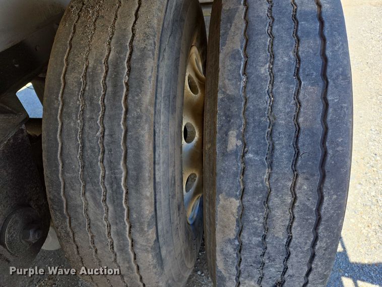 image for item DW7027 2008 Reitnouer flatbed trailer