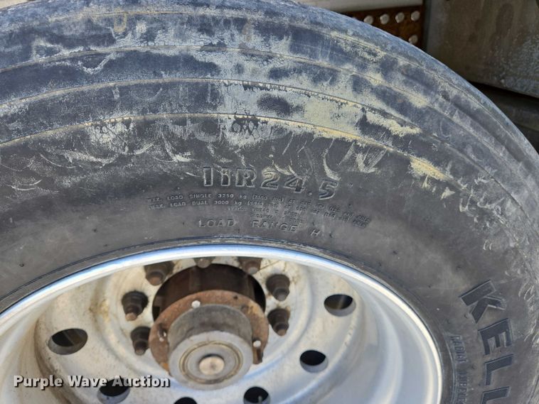 image for item DW7027 2008 Reitnouer flatbed trailer