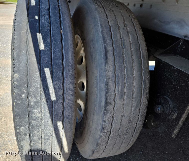 image for item DW7027 2008 Reitnouer flatbed trailer