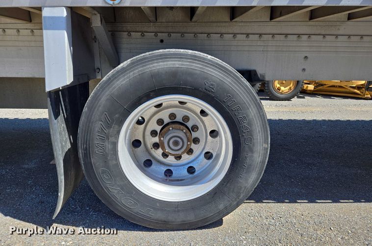 image for item DW7027 2008 Reitnouer flatbed trailer