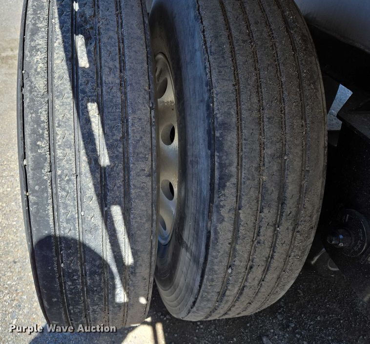 image for item DW7027 2008 Reitnouer flatbed trailer