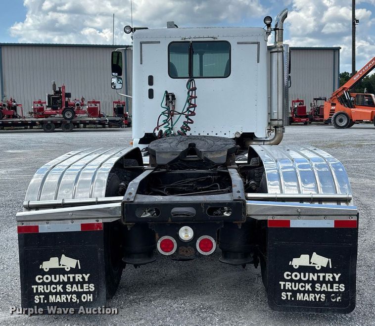 image for item DW7127 2007 Freightliner Columbia semi truck