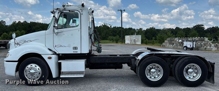 image for item DW7127 2007 Freightliner Columbia semi truck