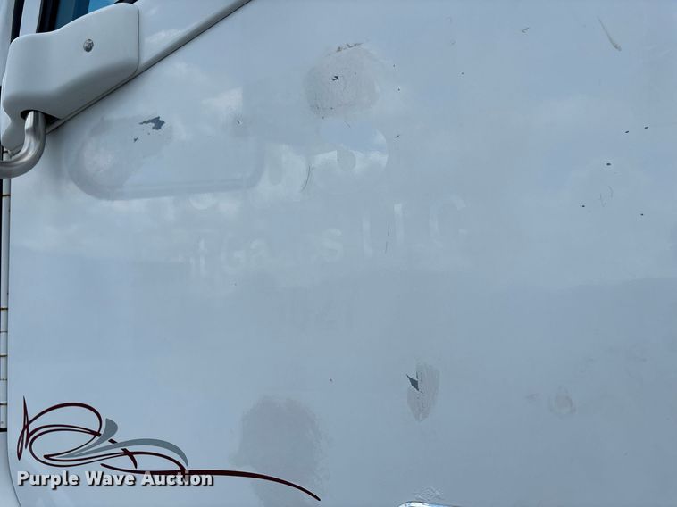 image for item DW7127 2007 Freightliner Columbia semi truck