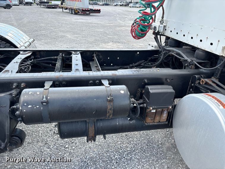 image for item DW7127 2007 Freightliner Columbia semi truck