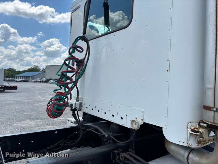 image for item DW7127 2007 Freightliner Columbia semi truck