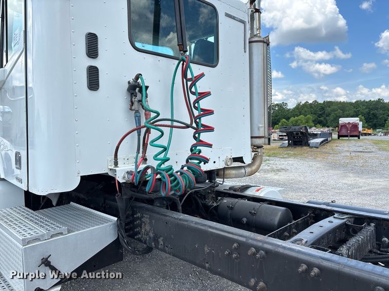 image for item DW7127 2007 Freightliner Columbia semi truck