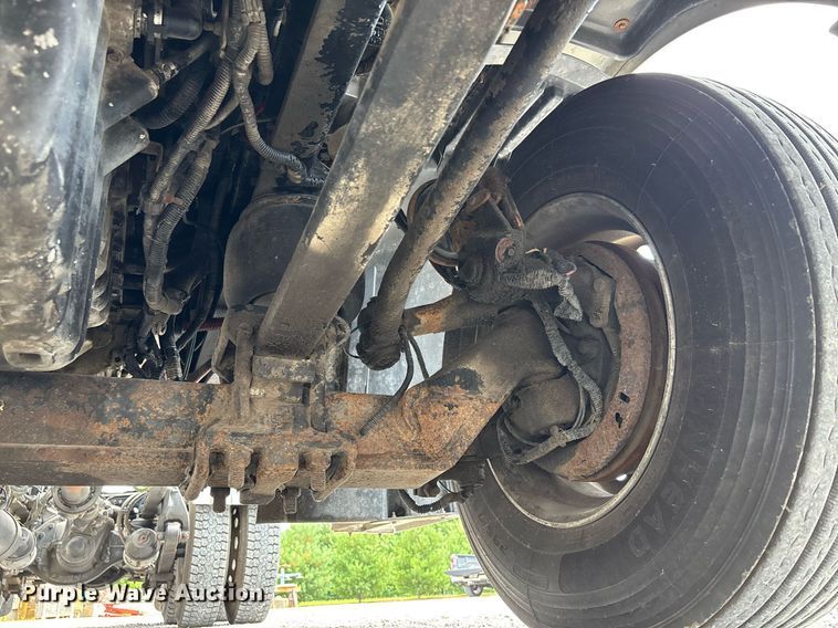 image for item DW7127 2007 Freightliner Columbia semi truck