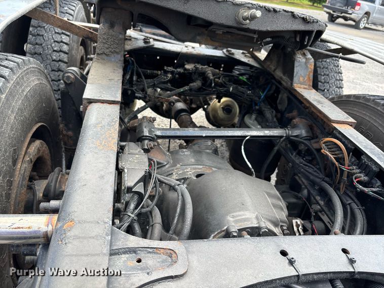 image for item DW7127 2007 Freightliner Columbia semi truck