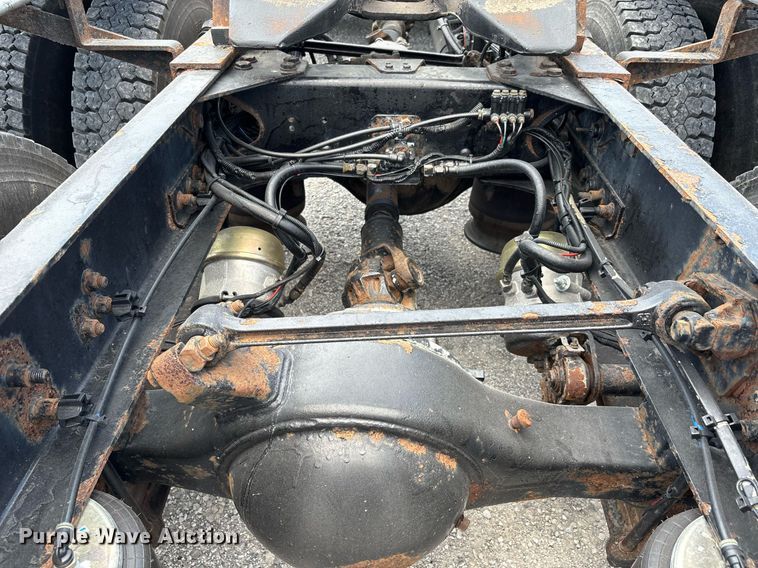 image for item DW7127 2007 Freightliner Columbia semi truck